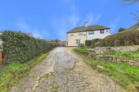 3 bed property, in Turnpike Road, £325,000