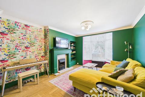3 bed property, in Lower Queens Road, £360,000