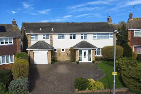 5 bed property, in Broadfields, £924,950