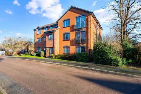 2 bed property, in Basing Road, £325,000
