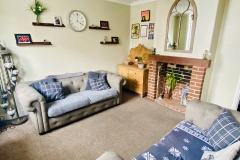 2 bed property, in Bridge Road, £200,000