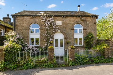 2 bed property, in Chapel House, £180,000