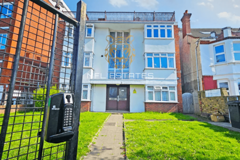 2 bed property, in London Road, £250,000