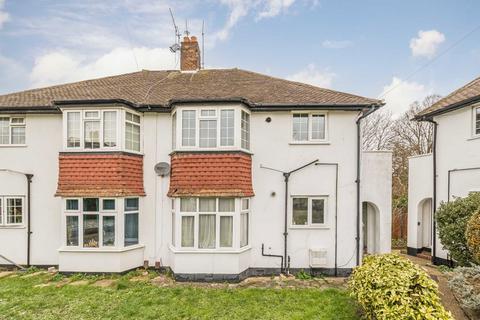 2 bed property, in Grove Close, £375,000