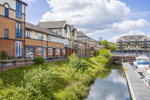 2 bed property, in Plas Glen Rosa, £300,000