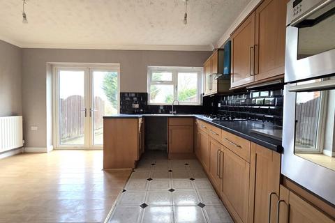 3 bed property, in Glendower Close, £285,000