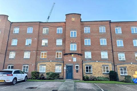 2 bed property, in Otter Close, £330,000