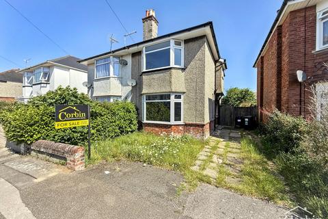 2 bed property, in Kinsbourne Avenue, £300,000