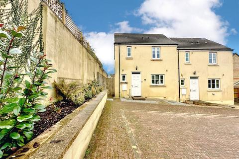 2 bed property, in Victory Way, £190,000