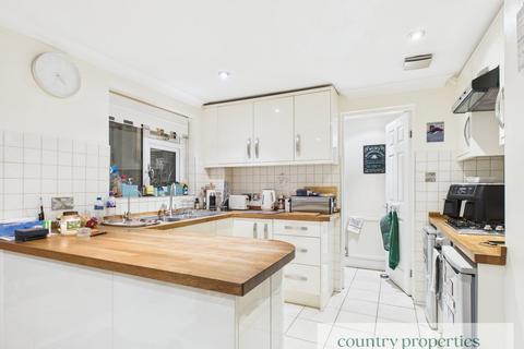 4 bed property, in Beverley Gardens, £575,000