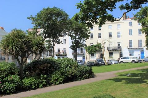 1 bed property, in Wellington Square, £155,000