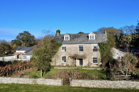 6 bed property, in Farm House, £235,000