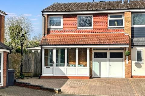 3 bed property, in Orchard Close, £340,000