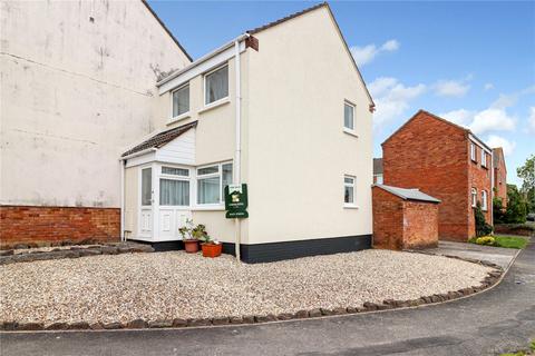 2 bed property, in Woolbarn Lawn, £210,000