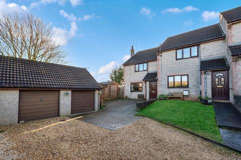 3 bed property, in Stratton Court, £270,000