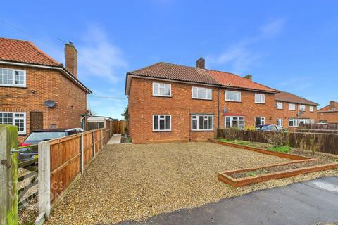 3 bed property, in Woodforde Close, £290,000