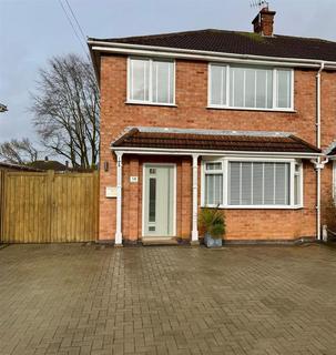 3 bed property, in Beechwood Avenue, £350,000