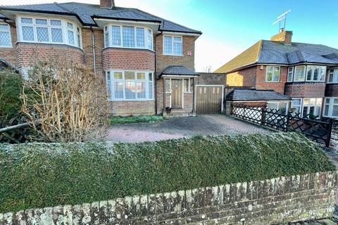 3 bed property, in Knoll Rise, £500,000