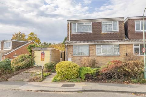 3 bed property, in Hoades Wood Road, £325,000