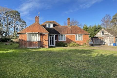 4 bed property, in Grimstead Road, £475,000