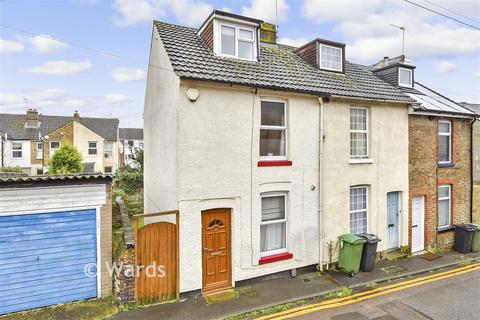 2 bed property, in Warwick Place, £220,000