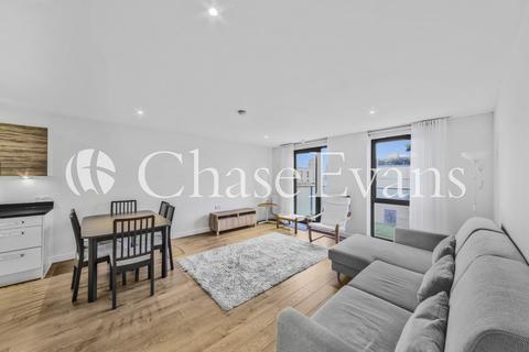 2 bed property, in Pasmore Court, £410,000