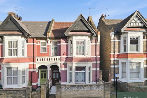 5 bed property, in Sellons Avenue, £725,000