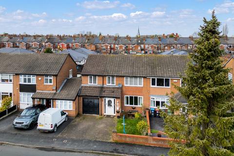 4 bed property, in Meadow Lane, £325,000