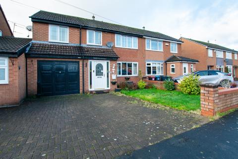 4 bed property, in Meadow Lane, £325,000