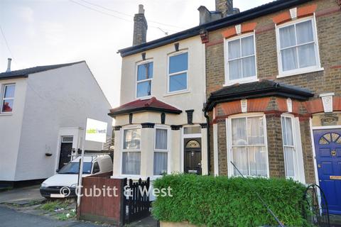 3 bed property, in Oval Road, £425,000