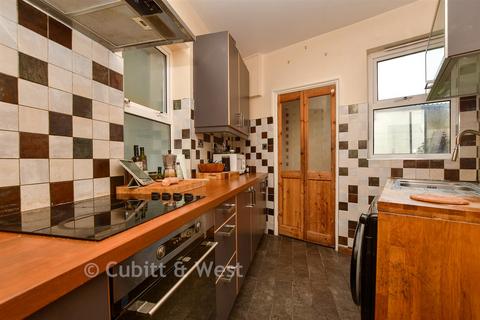 3 bed property, in Oval Road, £425,000