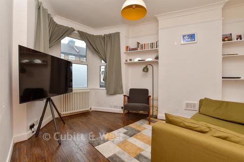 3 bed property, in Oval Road, £425,000