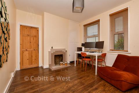 3 bed property, in Oval Road, £425,000