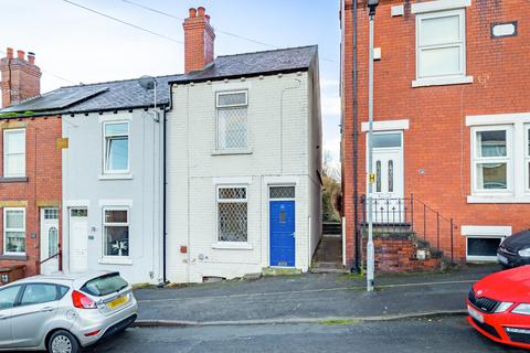 2 bed property, in Brick Street, £130,000