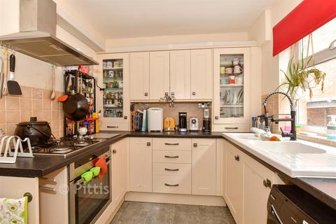 3 bed property, in The Avenue, £249,000
