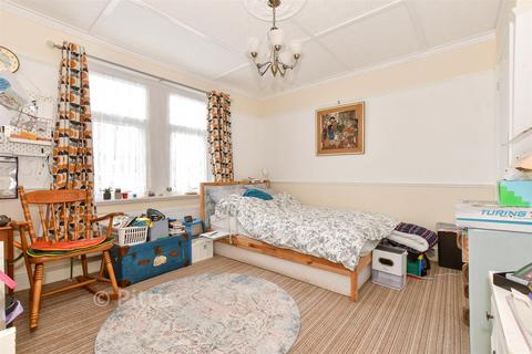3 bed property, in The Avenue, £270,000