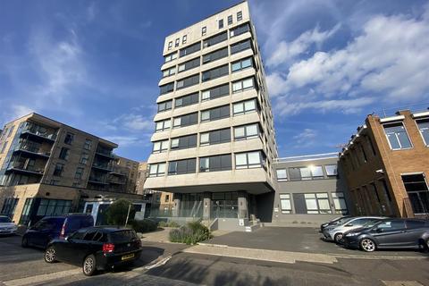 2 bed property, in Skyline Apartments 1 The Causeway, £200,000