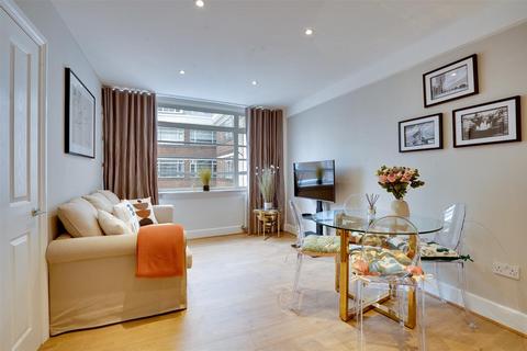 1 bed property, in Sloane Avenue, £500,000