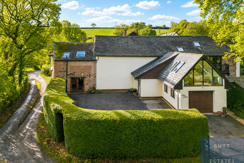 5 bed property, in Two Oaks, £775,000