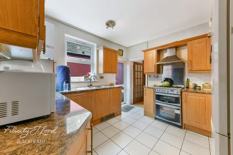 4 bed property, in Vernham Road, £660,000