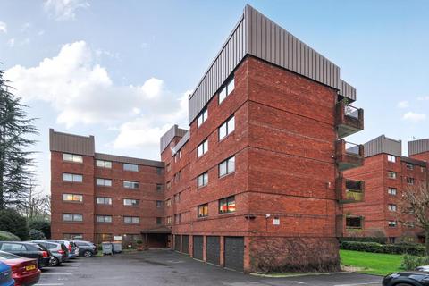 2 bed property, in Spencer Close, £425,000