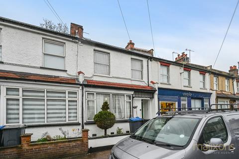 2 bed property, in Lower Road, £375,000
