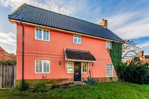 4 bed property, in Linden Court, £450,000