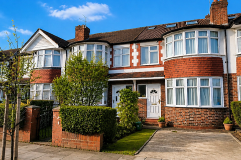 3 bed property, in Barmouth Avenue, £559,000