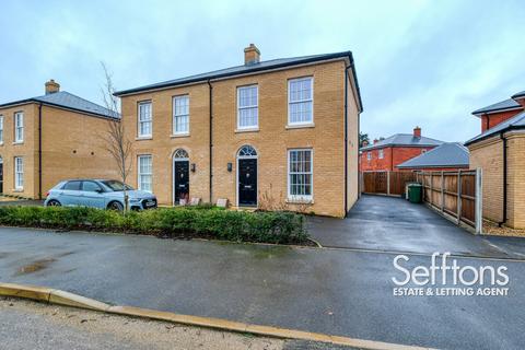 2 bed property, in Red Admiral Way, £325,000