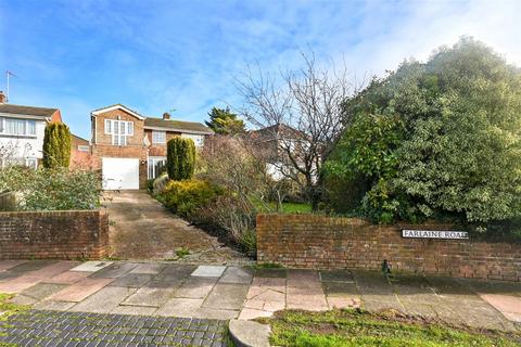 4 bed property, in Farlaine Road, £520,000