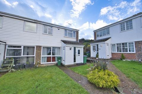 3 bed property, in Enbrook Valley, £325,000