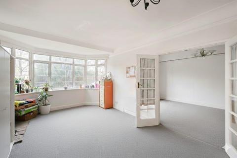 2 bed property, in Belsize Avenue, £650,000