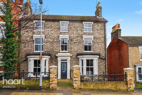 4 bed property, in Christchurch Street, £575,000