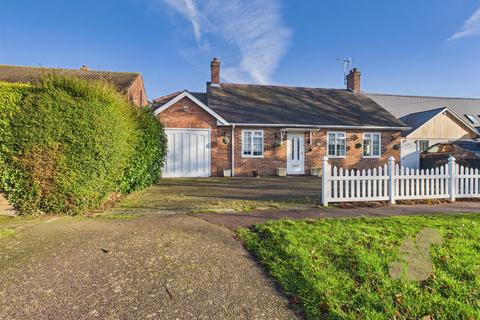 4 bed property, in Fairhaven Avenue, £525,000